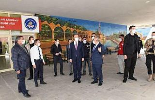 Vali karantinadaki vatandaşları ziyaret etti