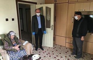 Vali Meral, 100 yaşındaki Zöhre nineyi ziyaret...