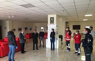 Vali Meral, karantina yurtlarında incelemede bulundu