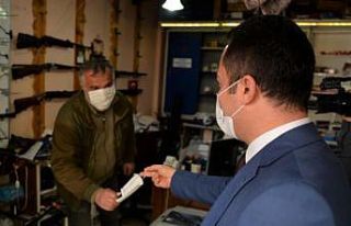 Vali sokağa çıkarak vatandaşlara bizzat maske...