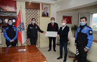 Validen kamu görevlilerine tatlı ve mektuplu teşekkür