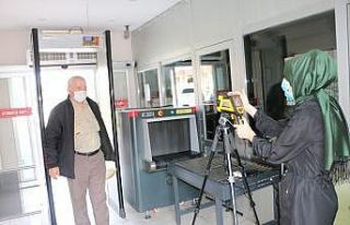Valiliğe girişler termal kamera ile ölçülüyor