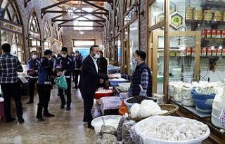 Van Büyükşehir Belediyesi esnafa maske dağıttı