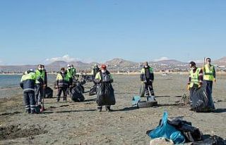 Van Gölü’nün 2 bin 800 metrelik sahilinde 40...