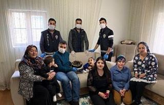 Van polisinden yetim ve hasta kıza doğum günü...