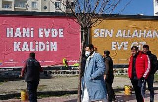 Van’da korona virüse karşı asılan şiveli afişler...