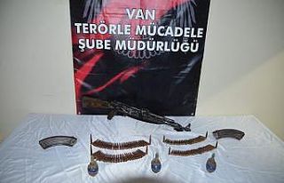 Van’da toprağa gömülü silah ve mühimmat ele...