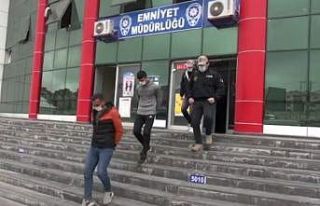 Van’da yol kapatarak ateş yakıp polis araçlarına...