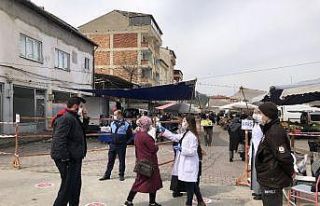 Vatandaşlar halk pazarına ateşleri ölçüldükten...