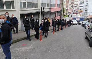 Vatandaşlar izin belgesi için uzun kuyruklar oluşturdu