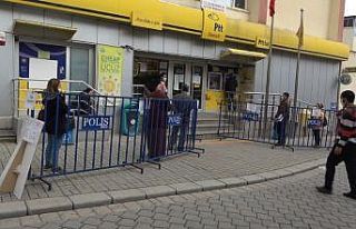 Vatandaşlar kuyruklardan sosyal mesafeyi koruyarak