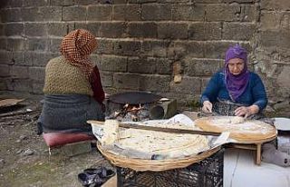 Vatandaşlar sokağa çıkma yasağına ekmek pişirerek...
