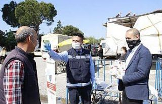 Vatandaşlara maske dağıtan Başkan Uzundemir, sosyal...
