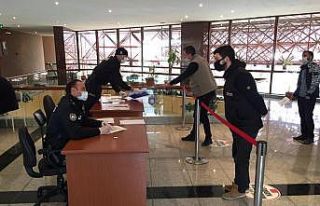 Vatandaşlara sıkı önlemler altında hizmet veriliyor