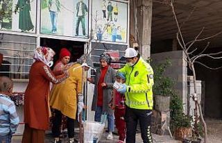 Vatandaşlara ücretsiz maske dağıtıldı
