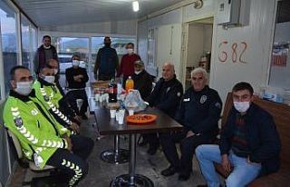 Vatandaştan görevli polis memurlarına itfar ikramı