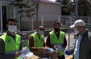 Vatansever Gençler Derneğinden ücretsiz maske dağıtımı...