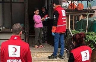 Vefa Sosyal Destek Grubu çocuklara Türk Bayrağı...
