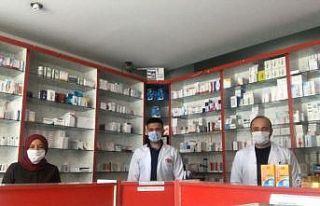 Vefat eden meslektaşları için saygı duruşunda...