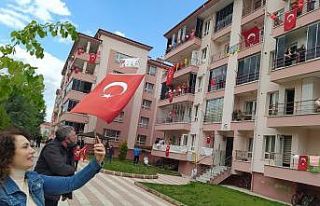 Vezirköprü’de 23 Nisan balkonlarda kutlandı