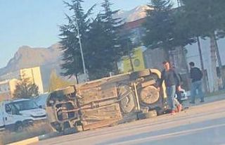 Virajı alamayan otomobil devrildi: 3 yaralı