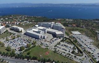 Virüsle mücadele eden sağlık çalışanlarından...