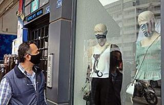 Vitrinlerde moda haline dönüşen maskelere uzmanlardan...