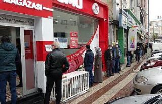 Yağmur altında ucuz et kuyruğu