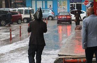 Yağmura yakalanan bazı vatandaşlar, poşetle korunmaya...