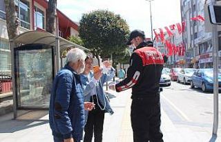 Yalova polisi vatandaşlara maske dağıttı