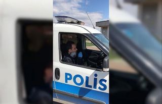 Yalova’da polis memurundan koronaya şarkı