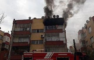 Yangında mahsur kalanlar 2 kişi son anda kurtarıldı