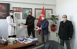Yaptığı siperlik maskeleri sağlık personellerine...