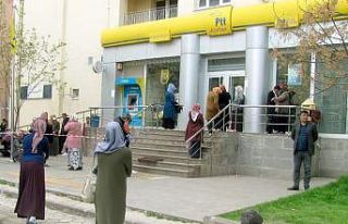 Yardım paraları ihtiyaç sahiplerinin evlerine götürülüyor
