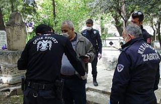 Yasağa rağmen sokağa çıktı, mezarlığa dua...