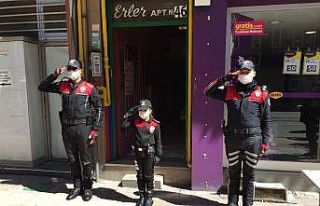 Yasağa takılan minik Azra polis ağabeylerinin bayramını...