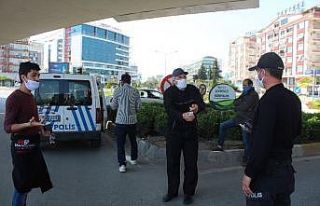 Yasağı delen vatandaşların polisle sigara ve ekmek...