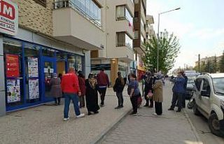 Yasağın ardından banka ve marketlerin önünde...