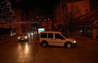 Yasak kalktı, araç ve yayalar sokağa akın etti