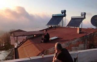 Yasaktan bunalanlardan çatıda müzik keyfi