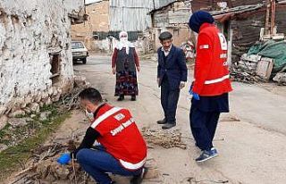 Yaşlı çiftin odunlarını görevliler kırdı