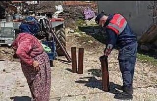 Yaşlı çiftin soba borularını jandarma temizledi