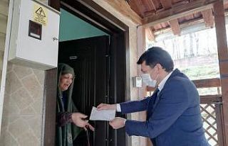 Yaşlı kadın Biz bize yeteriz kampanyasına katıldı