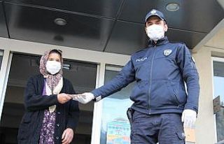 Yaşlı kadın çektiği yardım parasını düşürdü