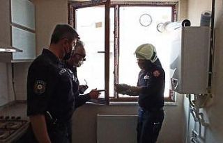 Yaşlı kadın pencereye sıkışan kuşu görünce...