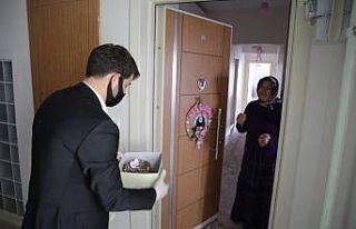 Yaşlı kadına sürpriz kutlama