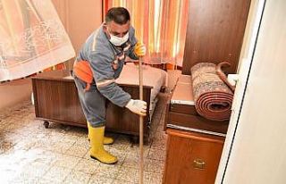 Yaşlı kadının kanalizasyon suyu basan evini belediye...