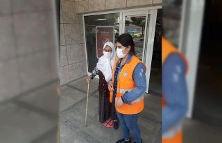 Yaşlı kadının maaşını çekmesine yardımcı...