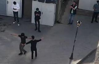 Yaşlı komşuları için verdiği konserde gençler...