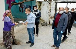 Yaşlıların maaşını Kaymakam bizzat evlerine...